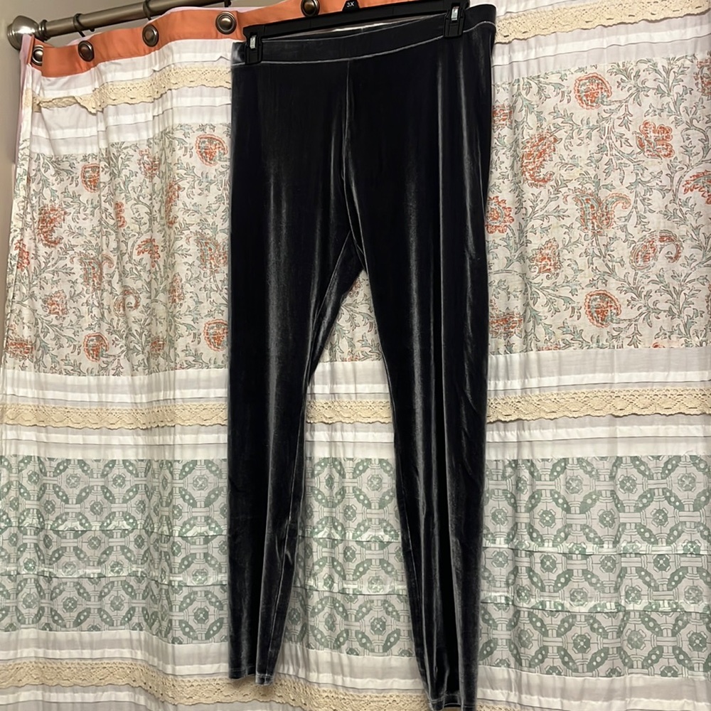 Velvet stretchy Hue leggings, Never worn. Slate grey color